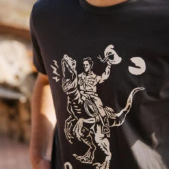 Sendero VELOCIWRANGLER Tee -Johnny Corral Shop 2023 3 3 SS23 FitShots 1577 1024x1024 d22b8e2a a6bd 423f 877d 16b4485ad4f5