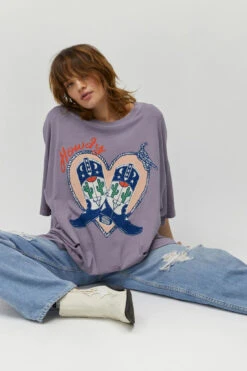 DAYDREAMER HOWDY BOOTS TEE -Johnny Corral Shop T1536G5005 HZVIO HOWDYBOOTSOSTEE ECOMMCROPPED 4 1100x 89a907f7 83e8 4a1c a947 6095a01cdeee
