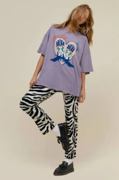 DAYDREAMER HOWDY BOOTS TEE -Johnny Corral Shop T1536G5005 HOWDYBOOTSOSTEE ECOMMCROPPED 1 1100x 8738189e 154a 408c 9f78 86187458d870