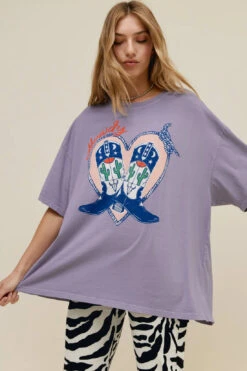 DAYDREAMER HOWDY BOOTS TEE -Johnny Corral Shop T1536G5005 HOWDYBOOTSOSTEE ECOMMCROPPED 4 1100x 5e435baa c3bf 4d75 bbc0 40dca1a546ca